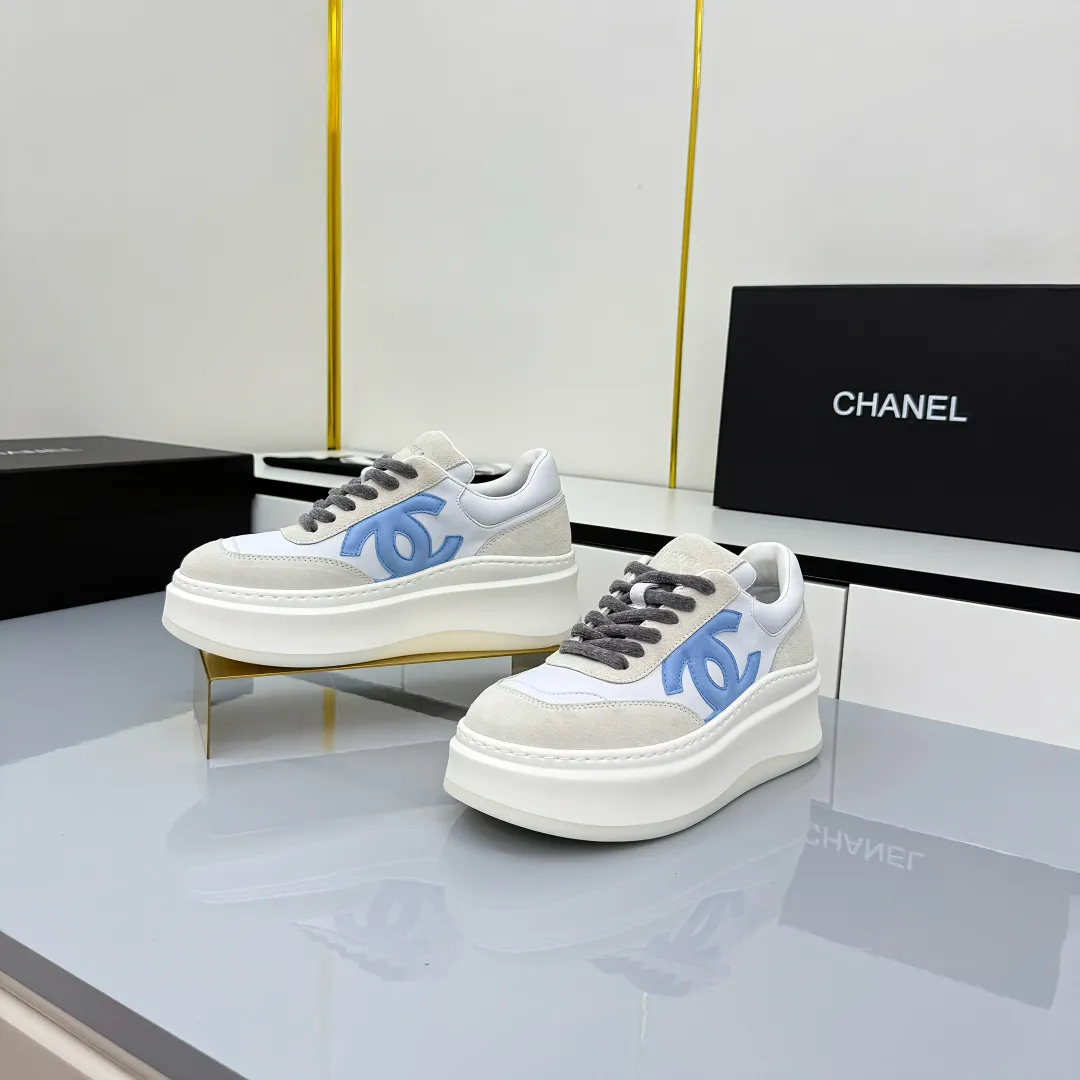👟👟Ex-factory price 660👟👟 Top version! Chanel Chanel panda shoes! 2025 counter's top casual sports shoes. This classic design; the upper is electro-embroidered with a variety of techniques; the outsole is fashionable and sporty; the unusual inclusion of a variety of color matching elements... The diversified mix and match is very good-looking and versatile, and can be used for leisure, fashion, sports, and outdoor... ꫛꫀꪝ Go➫ Materials: ❶Upper made of: original imported first-layer silk cowhide + original waterproof cloth + original first-layer cowhide ❷Inner lining: Original Yangli+wang ❸ Outsole based on: Original TPU combination outsole Counter boutique packaging complete set for women 35–41